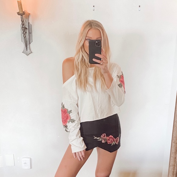 White oversized long sleeve top with Roses - Picture 3 of 4